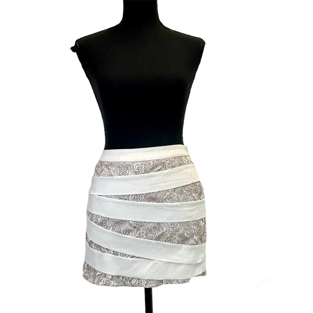 Bebe cream nude blush pink lace mini skirt Sz 6